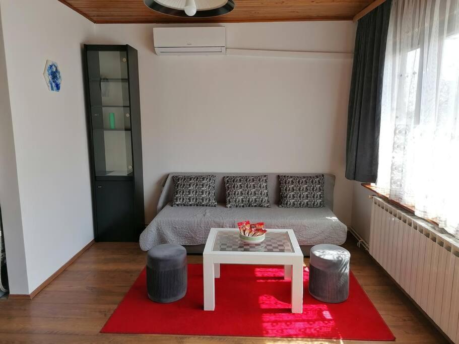 Cozy 1-Bdrm Apt In Dubec, Ideal For Work Or Study Sesvete Buitenkant foto
